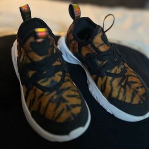 Little girl Nike running shoes 💕🐅